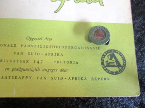 'n Verhaaltjie oor Padveiligheid plus a Road Safety Button Badge. Shell.