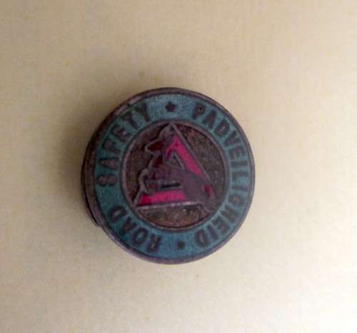 'n Verhaaltjie oor Padveiligheid plus a Road Safety Button Badge. Shell.