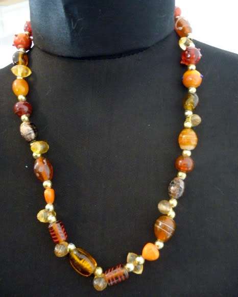 Lovely vintage Autumn coloured Beads Necklace. 60cm.