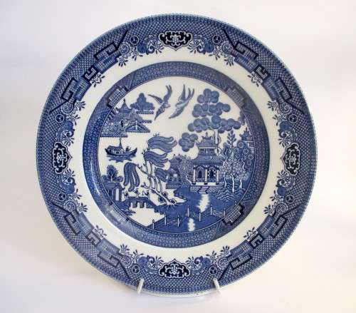 CHURCHILL Blue Willow Pattern Plate 24 cm. Staffordshire England. Excellent Condition/Hanging Plate