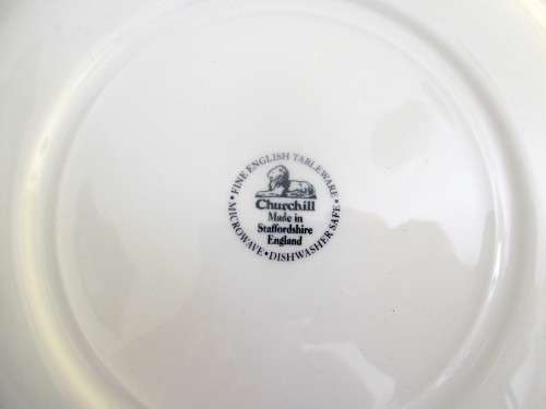 CHURCHILL Blue Willow Pattern Plate 24 cm. Staffordshire England. Excellent Condition/Hanging Plate