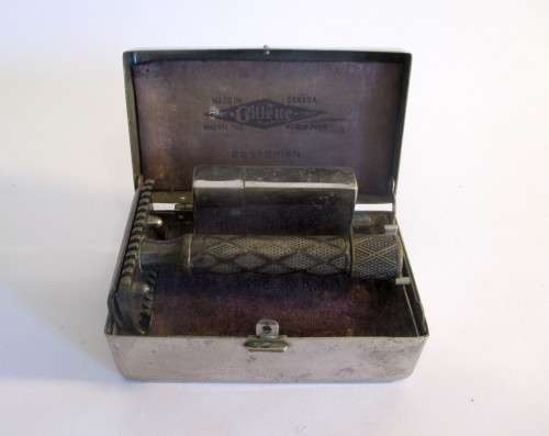 RARE ANTIQUE 1920 GILLETTE BOSTONIAN SILVER PLATE RAZOR IN ORIGINAL CASE. For collector to clean.