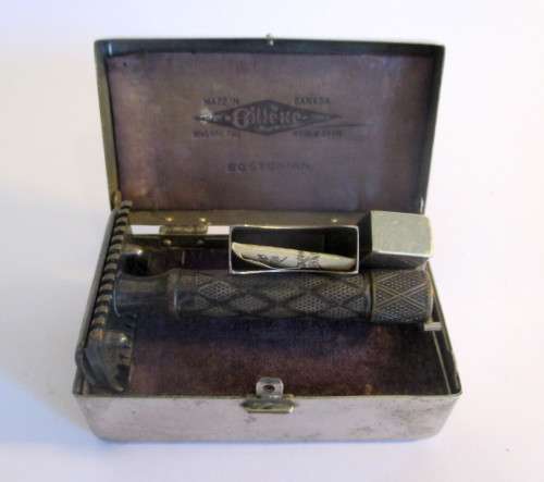 RARE ANTIQUE 1920 GILLETTE BOSTONIAN SILVER PLATE RAZOR IN ORIGINAL CASE. For collector to clean.