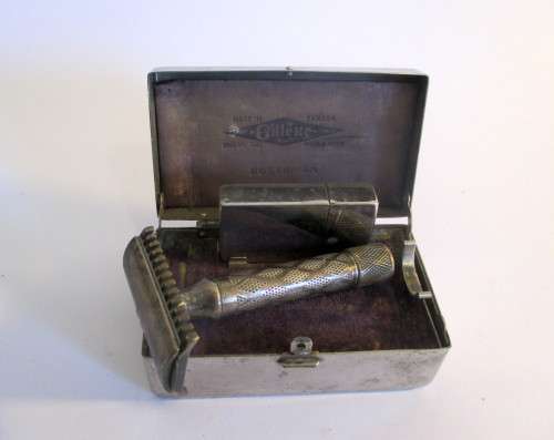RARE ANTIQUE 1920 GILLETTE BOSTONIAN SILVER PLATE RAZOR IN ORIGINAL CASE. For collector to clean.