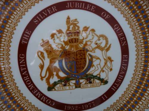 Silver Jubilee of HM QEII 1952-1977 Royal Tuscan Member of Wedgwood Hanging Plate. 27cm diameter.
