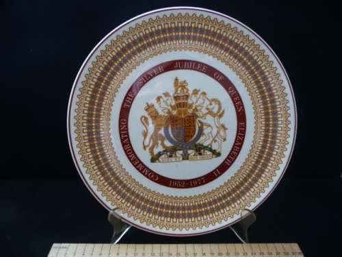 Silver Jubilee of HM QEII 1952-1977 Royal Tuscan Member of Wedgwood Hanging Plate. 27cm diameter.