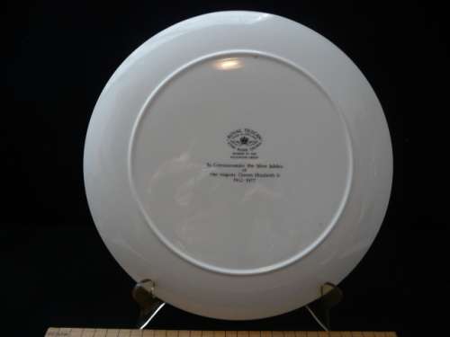 Silver Jubilee of HM QEII 1952-1977 Royal Tuscan Member of Wedgwood Hanging Plate. 27cm diameter.