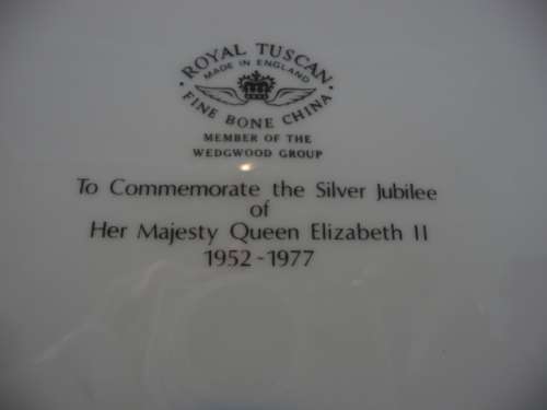 Silver Jubilee of HM QEII 1952-1977 Royal Tuscan Member of Wedgwood Hanging Plate. 27cm diameter.