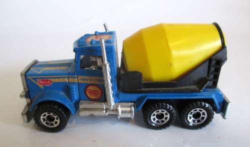 MATCHBOX Peterbilt . Blue and Yellow. Scale 1/80. 1981