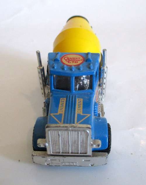MATCHBOX Peterbilt . Blue and Yellow. Scale 1/80. 1981