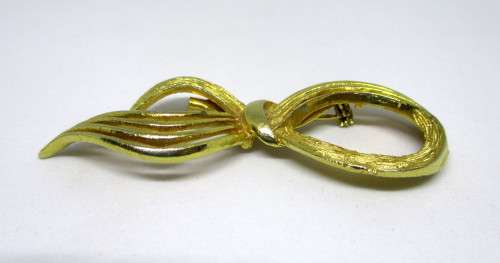 Vintage Classic Bow Gold Colored Brooch