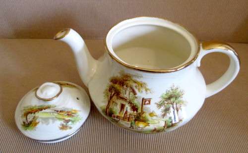 Vintage Alfred Meakin Teapot. Very Good Condition.