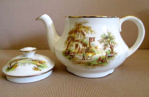 Vintage Alfred Meakin Teapot. Very Good Condition.