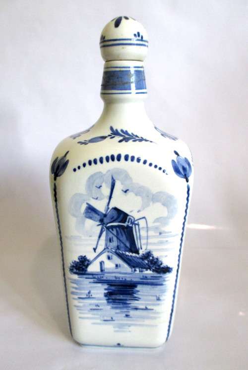 Vintage Delft Blauw De Kuypers's Distilleries Schiedam Holland Hand painted Decanter.