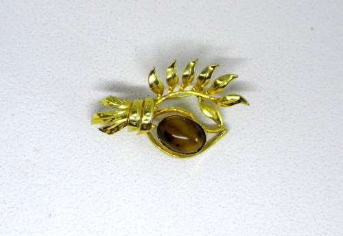 Vintage Tiger Eye Stone set in a Gold Toned Brooch.