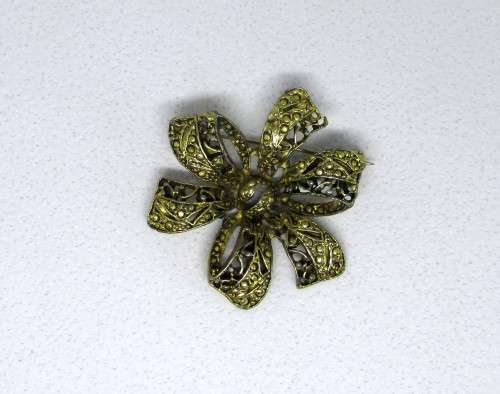Lovely Vintage Matt Gold Flower Ribbon Brooch.