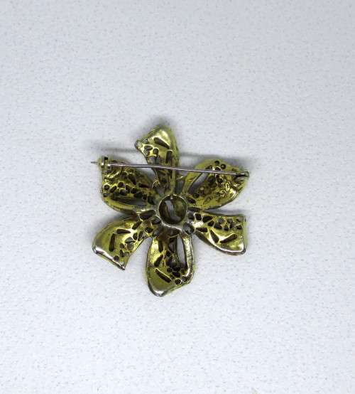 Lovely Vintage Matt Gold Flower Ribbon Brooch.
