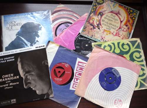 Lot of 8 Single Pay 45rpm Vinyls. Johnny Cash, Tom Jones, etc.
