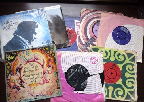 Lot of 8 Single Pay 45rpm Vinyls. Johnny Cash, Tom Jones, etc.
