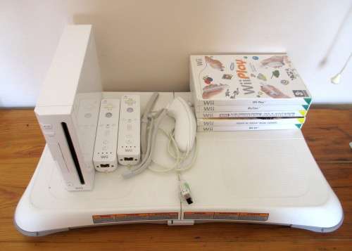 Nintendo Wii Balance Board, Console with x5 Wii games, 2x Wii Remotes and Wii Nunchuk.
