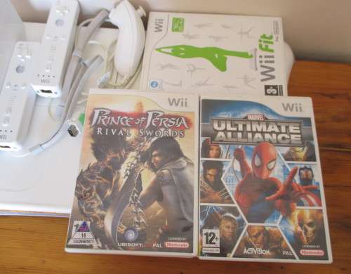 Nintendo Wii Balance Board, Console with x5 Wii games, 2x Wii Remotes and Wii Nunchuk.