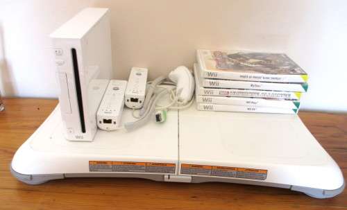 Nintendo Wii Balance Board, Console with x5 Wii games, 2x Wii Remotes and Wii Nunchuk.