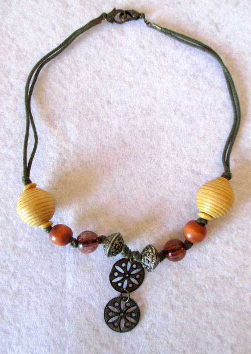 Vintage Bead Choker Necklace with wooden beads. 36 cm.