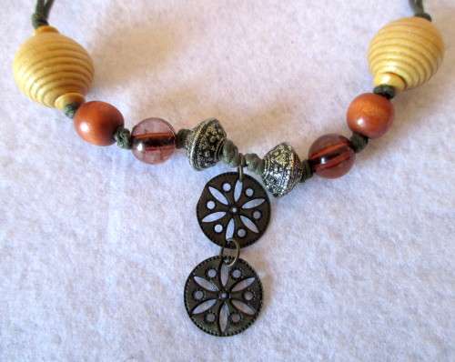 Vintage Bead Choker Necklace with wooden beads. 36 cm.