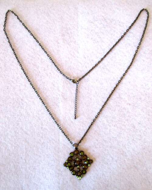 Costume Jewelry. Green with charcoal color chain. 85 cm.