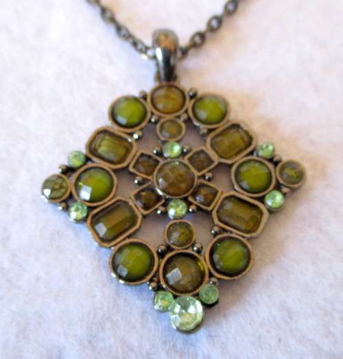 Costume Jewelry. Green with charcoal color chain. 85 cm.