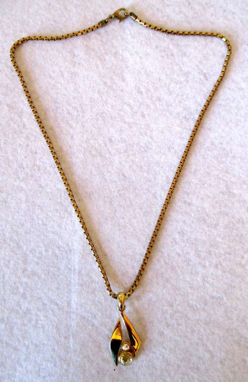 Costume Jewelry - Gold Color Necklace with Pendant. 46cm.