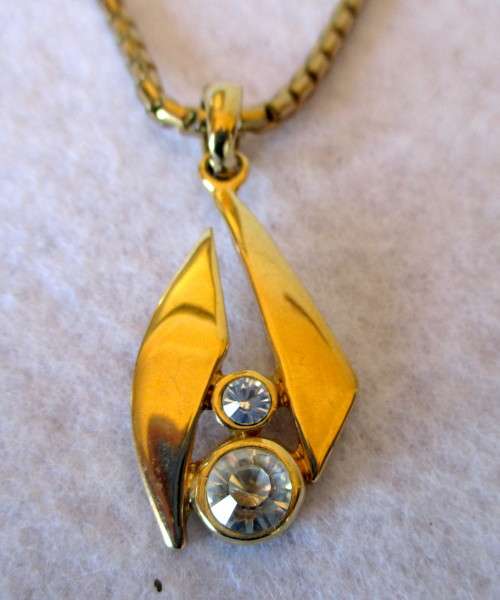 Costume Jewelry - Gold Color Necklace with Pendant. 46cm.