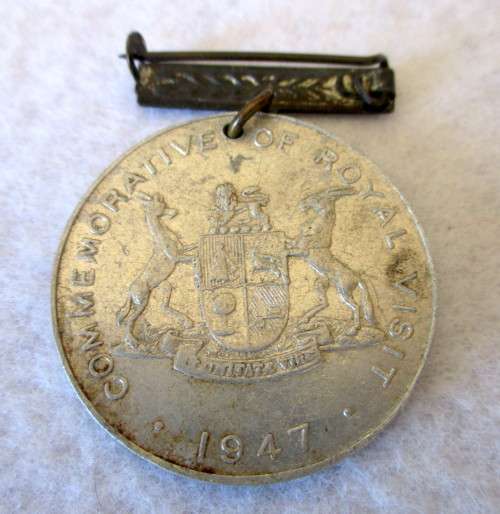 1947 Royal Visit South Africa medallion Tin, with oridinal Bar Pin.