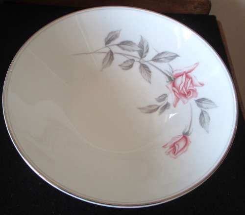 Noritake RoseMarie Porcelain Serving Dish.  22x 7 cm. Excellent Condition.
