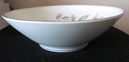 Noritake RoseMarie Porcelain Serving Dish.  22x 7 cm. Excellent Condition.