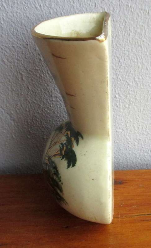 Vintage Prcelain Hand Painted Wall Pocket Flower Vase. 120mm. Chips on rim, not seen when on wall.