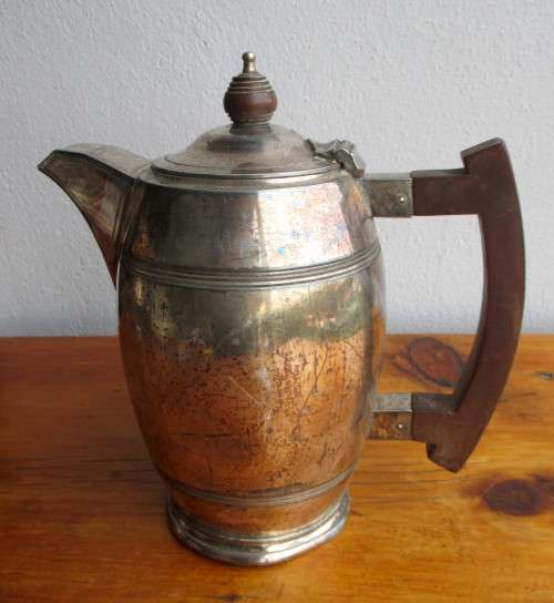 Vintage Walker and Hall Sheffield 1 1/2 Pts Kettle. Wooden Handle. Shaby-Chic. 20cm high.