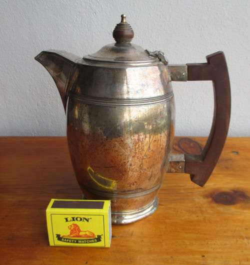 Vintage Walker and Hall Sheffield 1 1/2 Pts Kettle. Wooden Handle. Shaby-Chic. 20cm high.