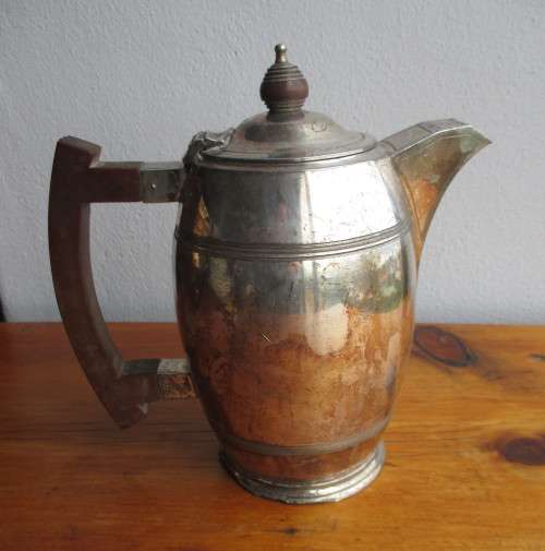 Vintage Walker and Hall Sheffield 1 1/2 Pts Kettle. Wooden Handle. Shaby-Chic. 20cm high.