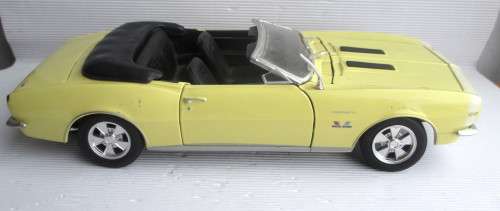 1967 Chevrolet Camaro RS S/S 396 1:18 scale Note Side Windows damaged.