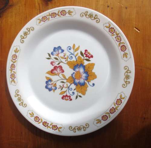 Vintage Colorfull Wall Hnaging plate. 255mm diameter. No Markings.  No Chips no Cracks.