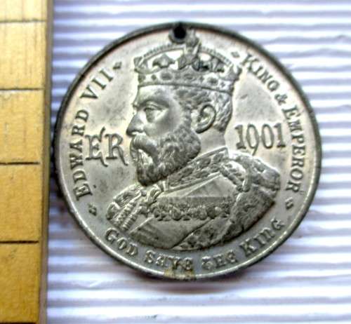 EDWARD VII KING OF GREAT BRITAIN and COLONIES ACROSS THE SEA and EMPEROR OF INDIA 1902. Medal