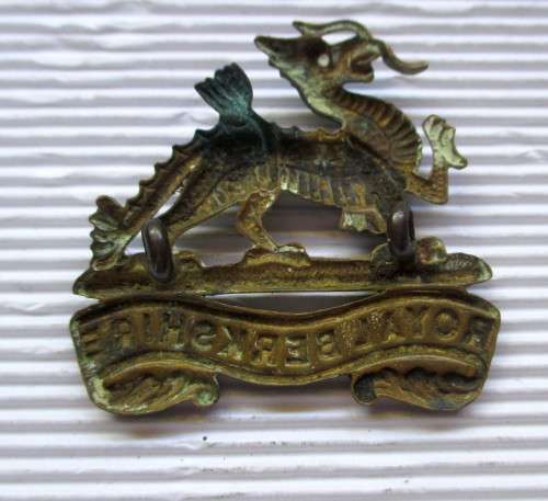 BRITISH - WW2 - ROYAL BERKSHIRE REGIMENT CAP BADGE
