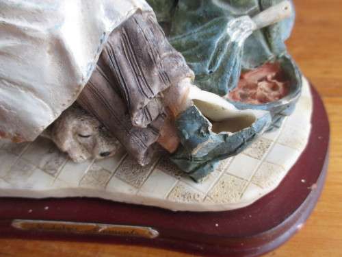 Nostalgic Moments Resin Figurene. Lovely detrail. 200mm x 200mm. Please note broken foot.