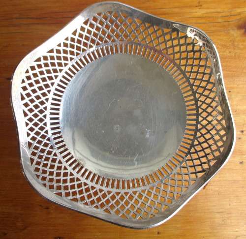 Lovely Vintage EPNS Fruit Bowl. 21cm diameter. 7cm high. Plate still good.