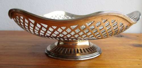 Lovely Vintage EPNS Fruit Bowl. 21cm diameter. 7cm high. Plate still good.
