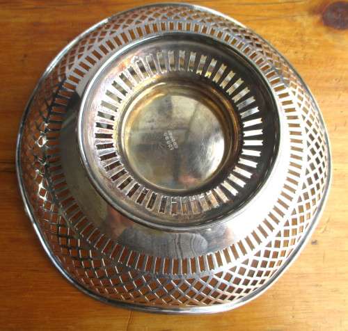 Lovely Vintage EPNS Fruit Bowl. 21cm diameter. 7cm high. Plate still good.