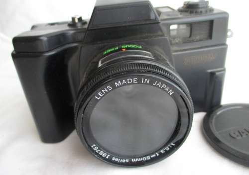 Vintage  FOCUS FREE 35 mm CAMERA 2000N. NOT TESTED, IN ORGINAL BAG. As per Photo.