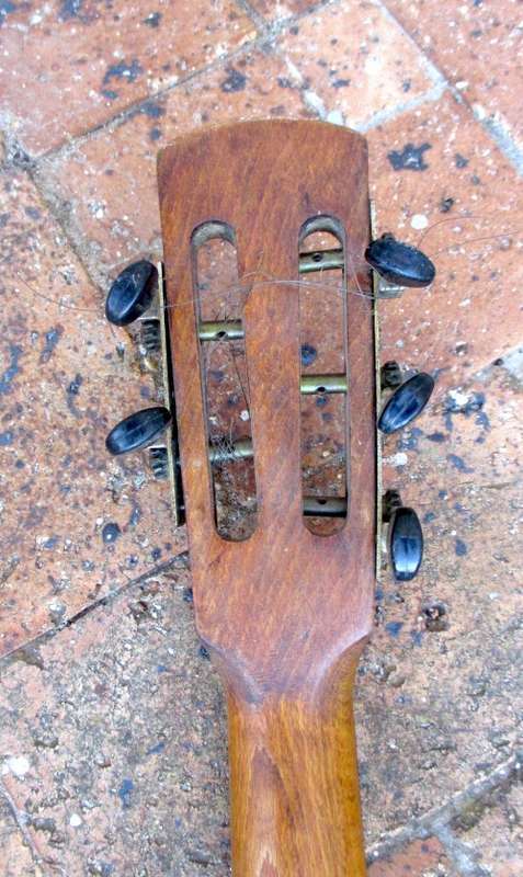 Vintage Cyclop 5 String Banjitar. RARE. No strings, need good clean and service. 90cm
