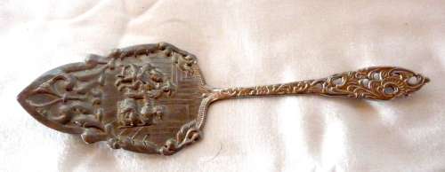 Vintage Embossed Cake Lifter.  Made in Holland. 17cm long.
